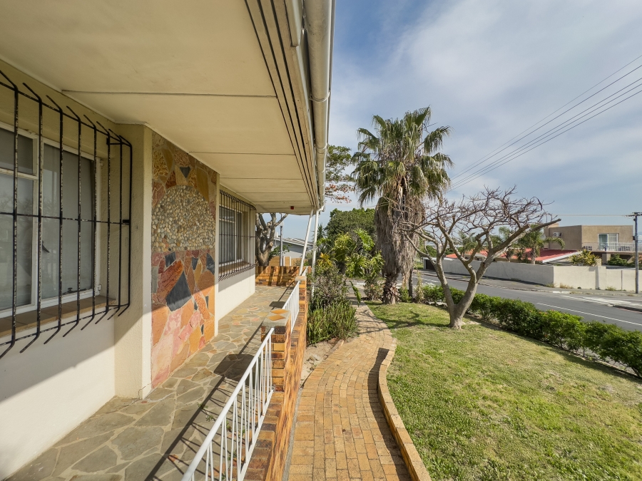 5 Bedroom Property for Sale in Avondale Western Cape